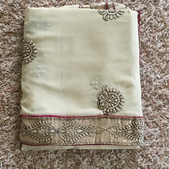 Sari - Picture 3 of 3